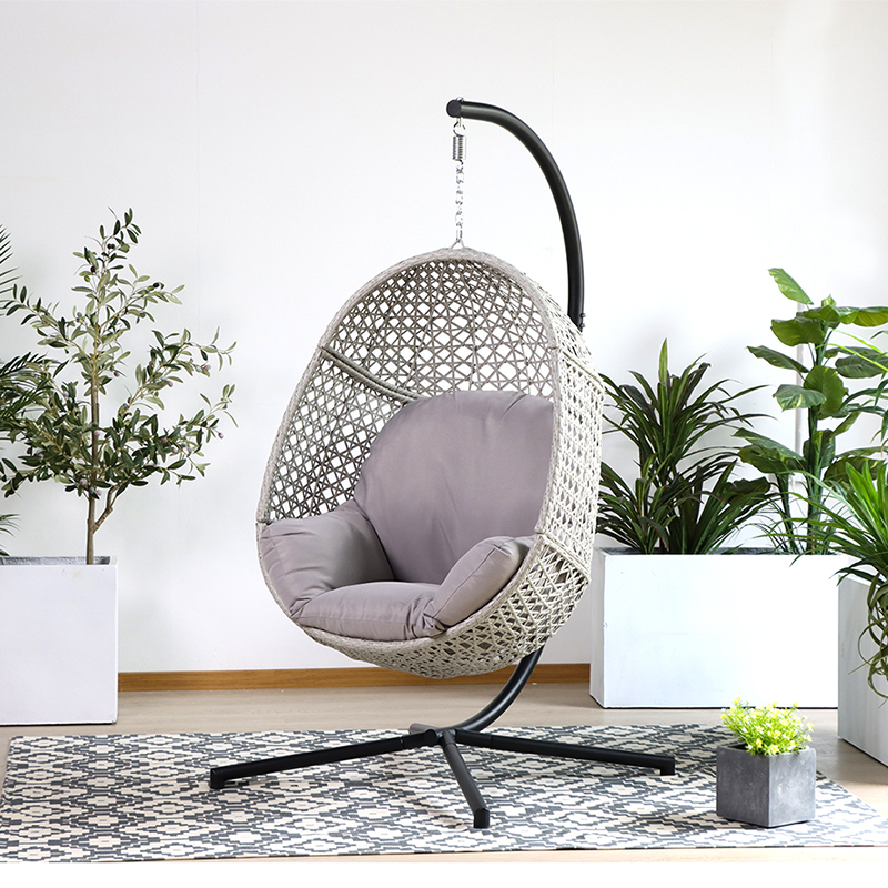 Плетеное кресло-качалка на открытом воздухе с подставкой