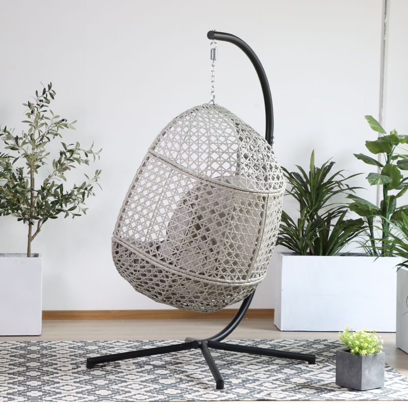 Плетеное кресло-качалка на открытом воздухе с подставкой