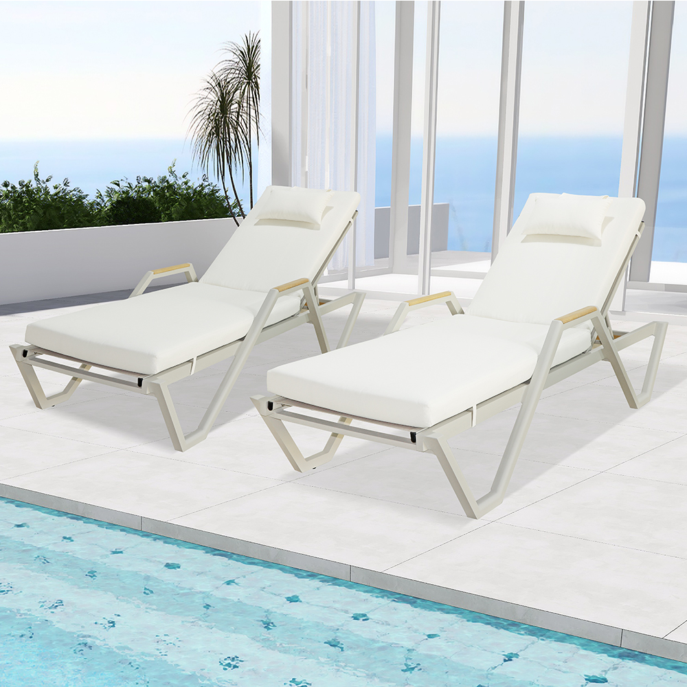 Chaise Lounge al aire libre junto a la piscina con cojín