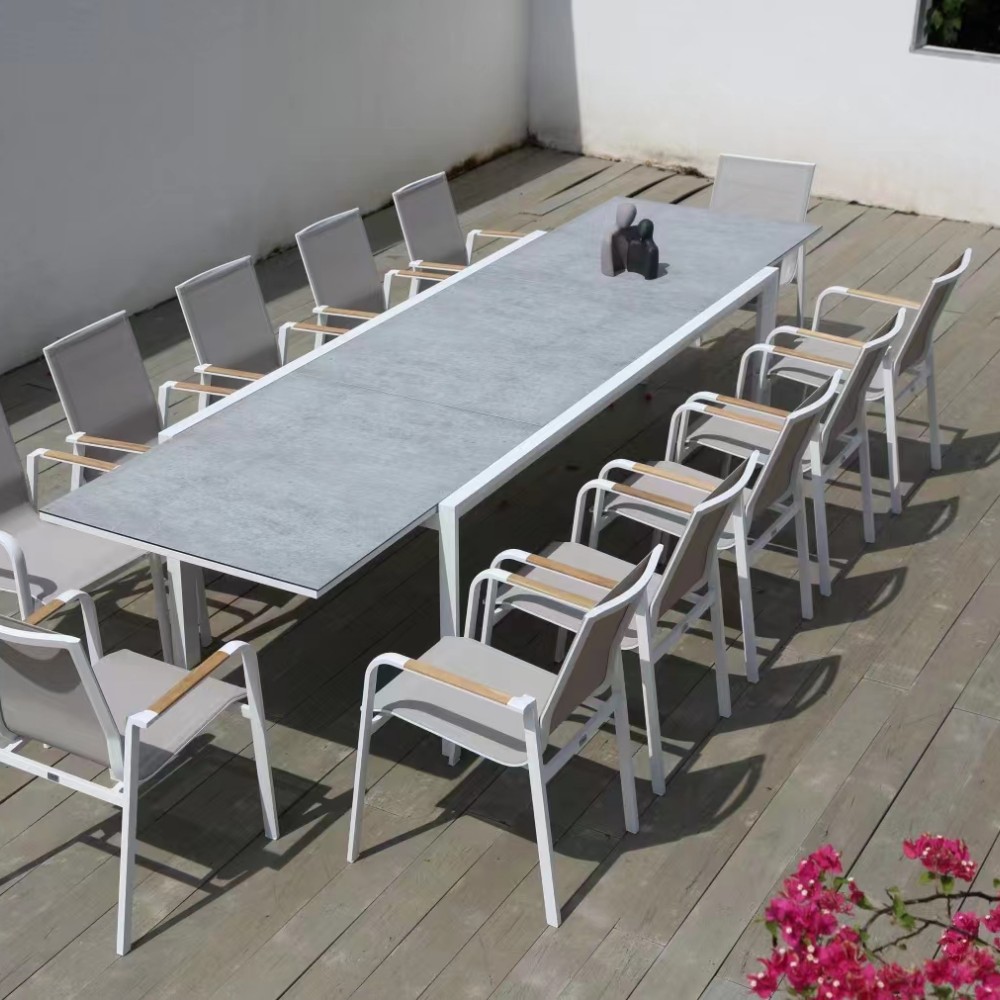 How to Host the Perfect Outdoor Dinner Party in Your Backyard