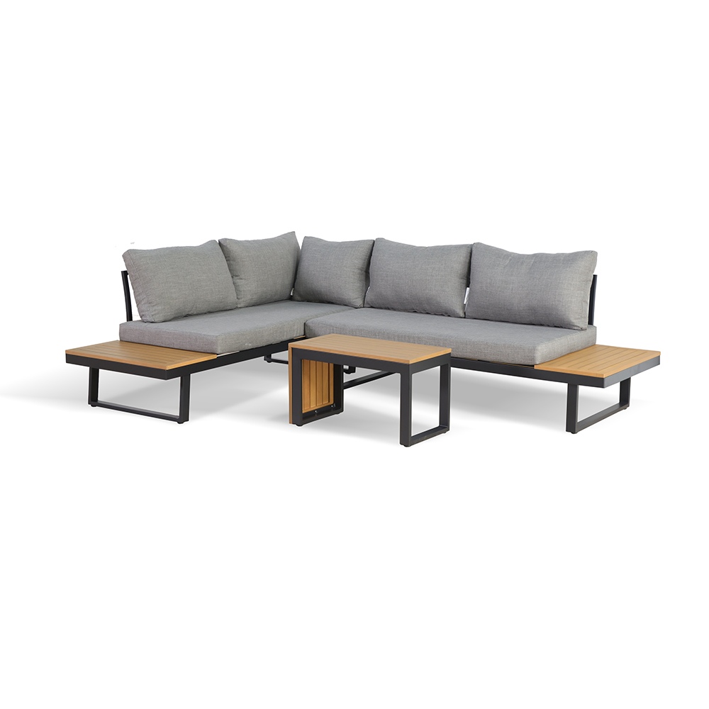 Salón de madera con sofá al aire libre