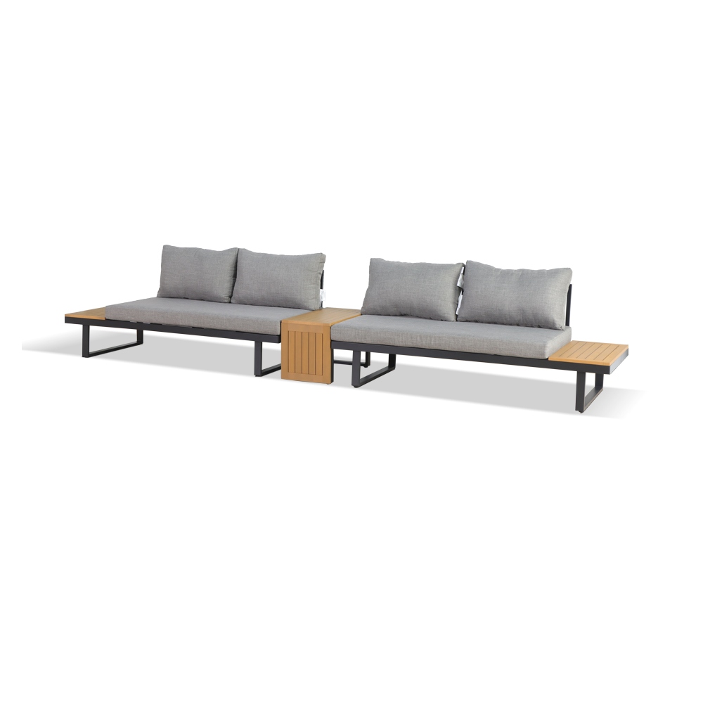 Salón de madera con sofá al aire libre