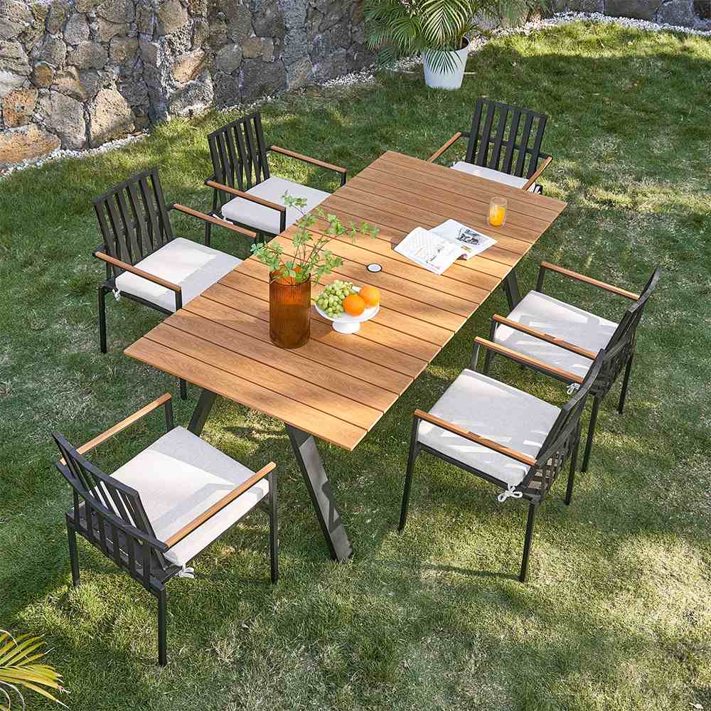 Choosing the perfect outdoor dining table and chairs