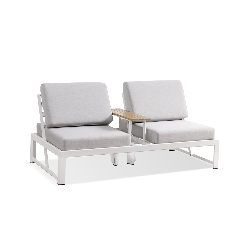 Nuovo divano da esterno funzionale a doppia seduta
