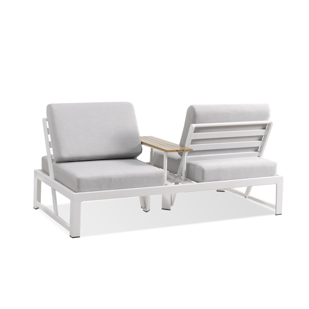 Nuovo divano da esterno funzionale a doppia seduta