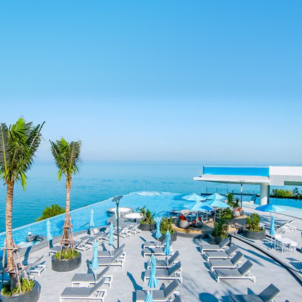 Outdoor sun lounge chairs