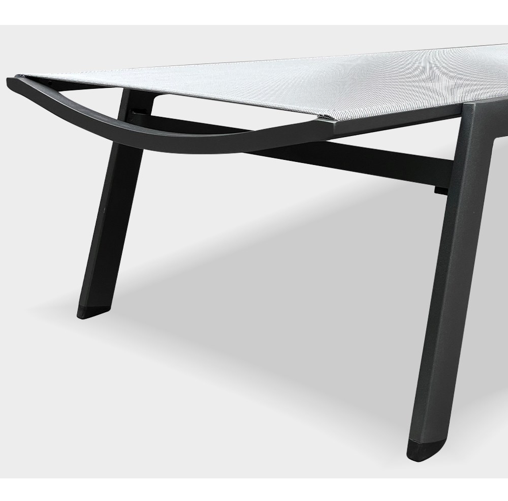 outdoor chaise lounge