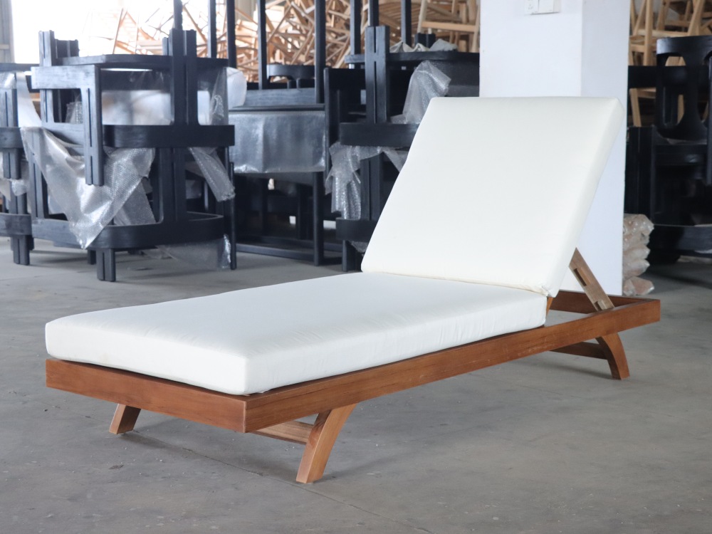outdoor lounge chair