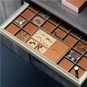 703741/A. Skórzane pudełko na biżuterię z serii