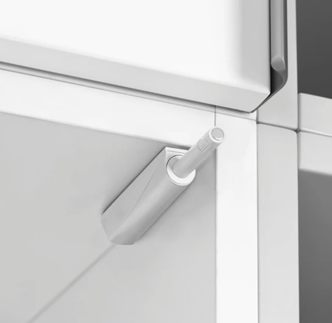 873021 - push to open mechanism