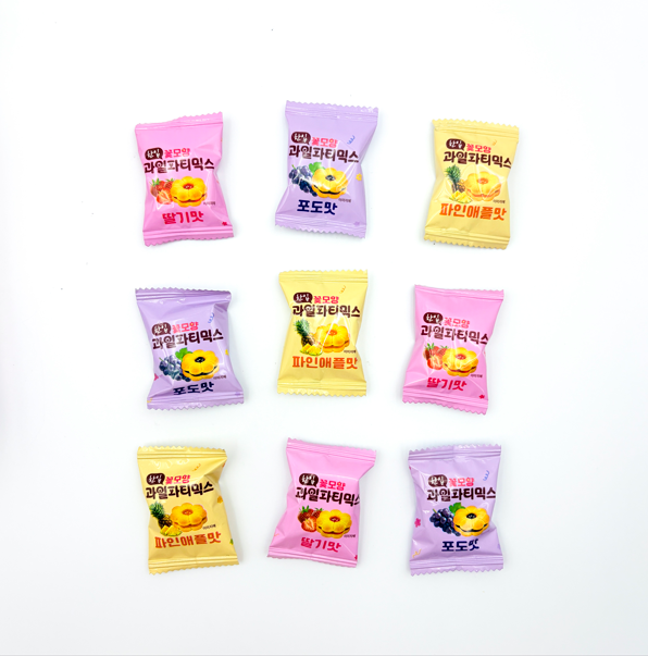 Flower-Shaped Jam Sandwich Biscuits in Three Fruit Flavors Flower-Shaped Jam Sandwich Biscuits in Three Fruit Flavors