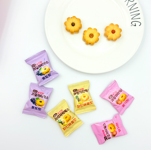 Flower-Shaped Jam Sandwich Biscuits in Three Fruit Flavors Flower-Shaped Jam Sandwich Biscuits in Three Fruit Flavors