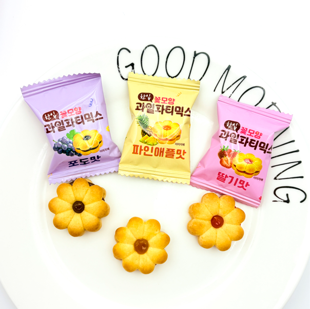 Flower-Shaped Jam Sandwich Biscuits in Three Fruit Flavors Flower-Shaped Jam Sandwich Biscuits in Three Fruit Flavors