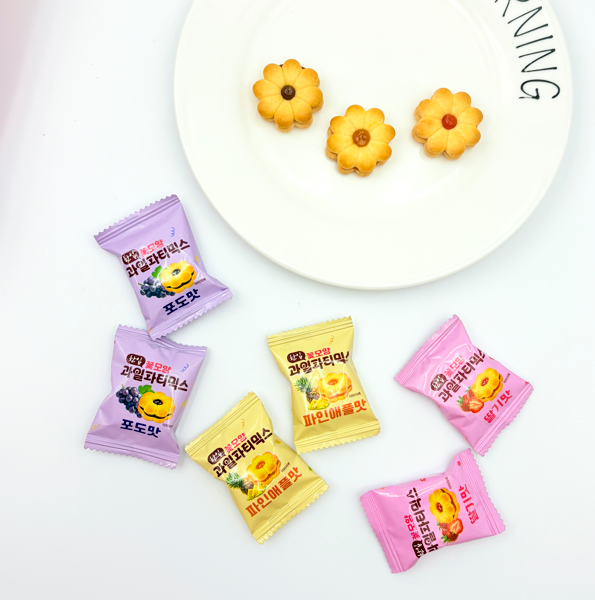 Flower-Shaped Jam Sandwich Biscuits in Three Fruit Flavors Flower-Shaped Jam Sandwich Biscuits in Three Fruit Flavors