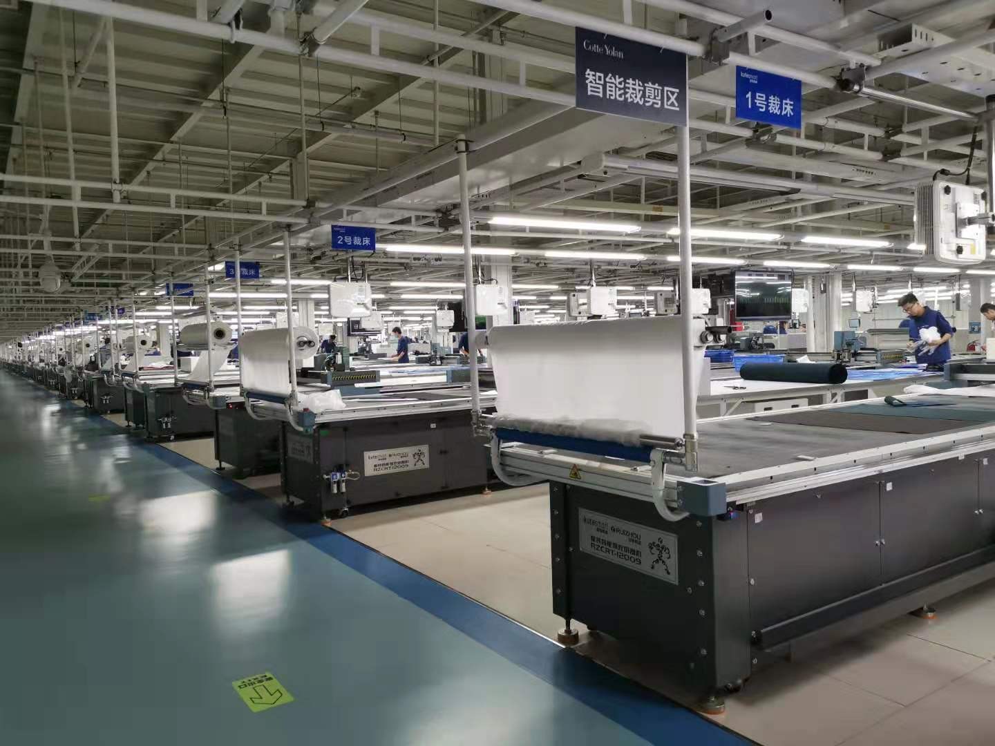Máquina cortadora de sofás de cuero para producción en masa