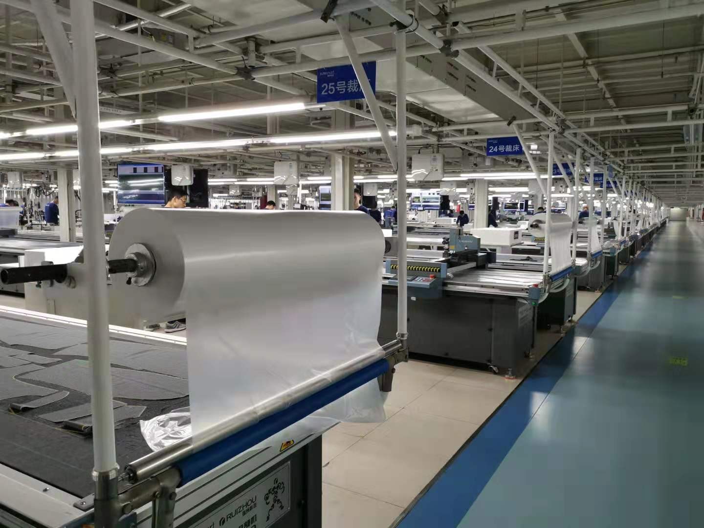 Máquina cortadora de sofás de cuero para producción en masa