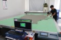 چمڑے کا فرنیچر کاٹنے والی مشین بذریعہ کمپن چاقو