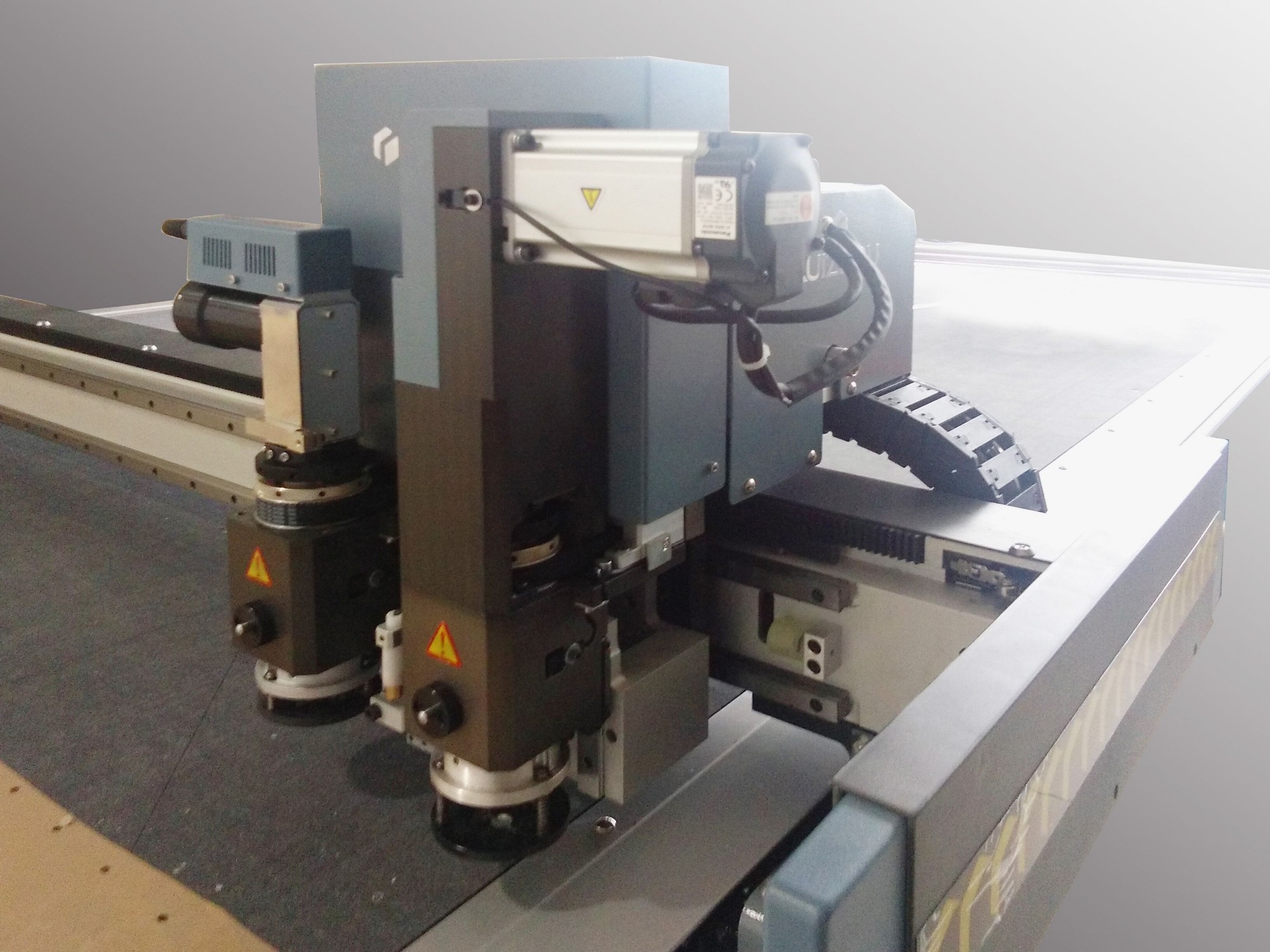 Precio de la máquina cortadora CNC de tela de tela de múltiples capas