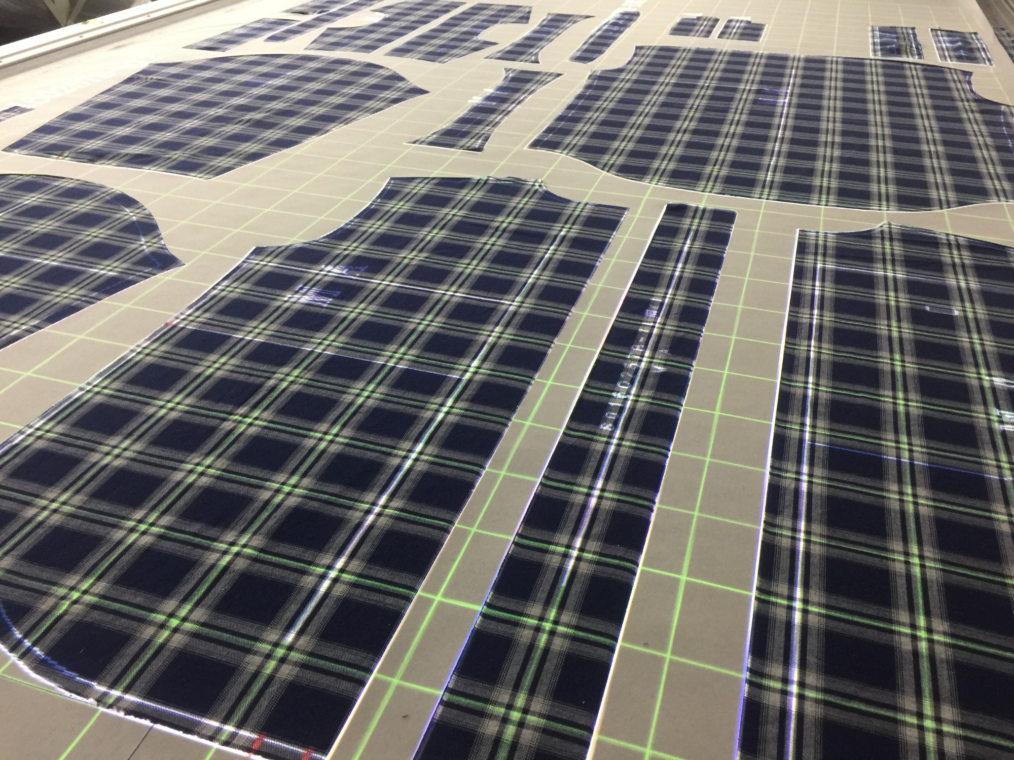 Precio de la máquina cortadora CNC de camisetas de suministro de fábrica