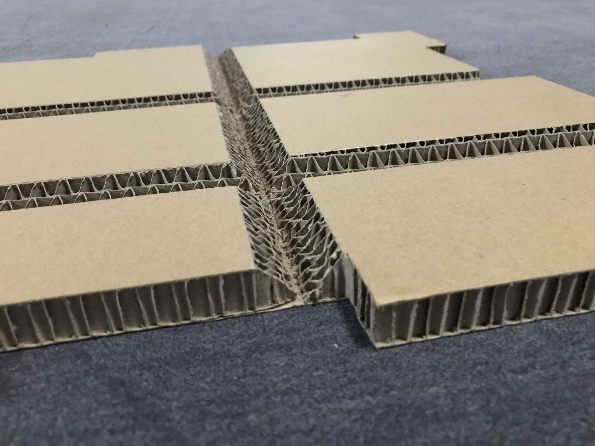 Prix ​​​​de la machine de découpe de boîte de papier en carton ondulé CNC
