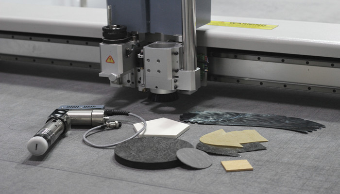 وظيفة وخصائص آلة القطع CNC ذات الحشية