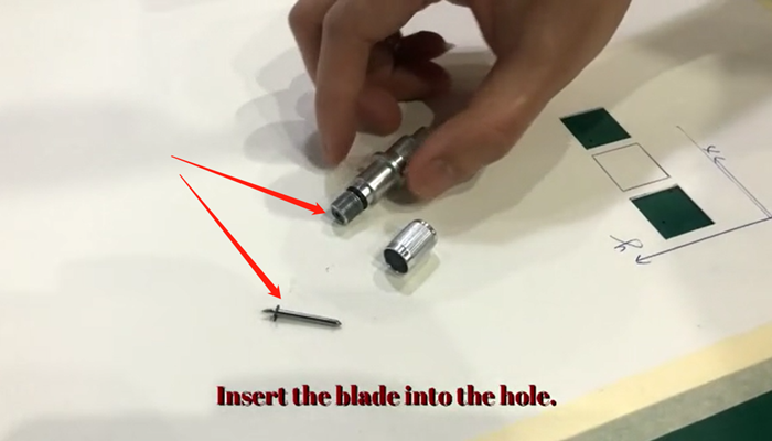 کاٹنے والی بلیڈ کیسے لگائیں؟