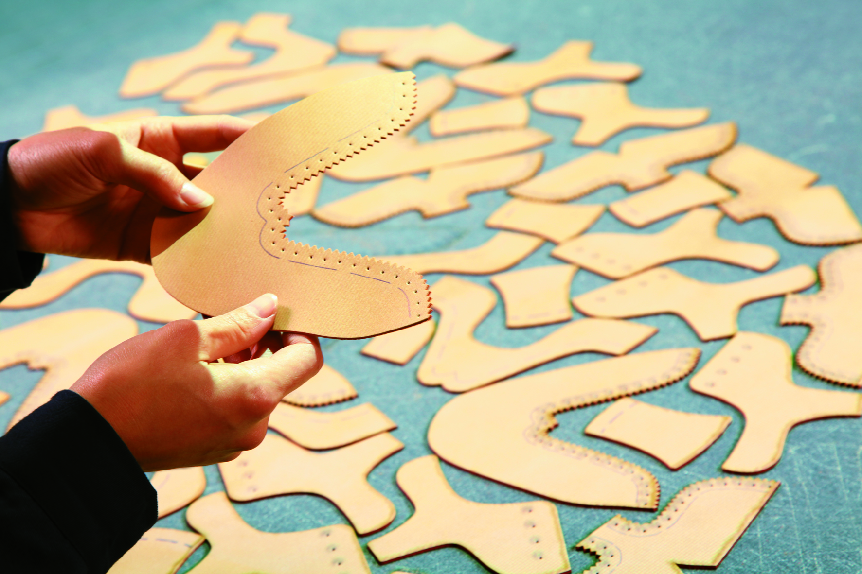 آلة قطع مسطحة للجلد والبولي يوريثين وآلة قطع ورسم تخطيطي