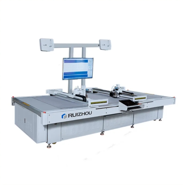 ما هي الآلات المستخدمة في قطع عينات الأحذية؟