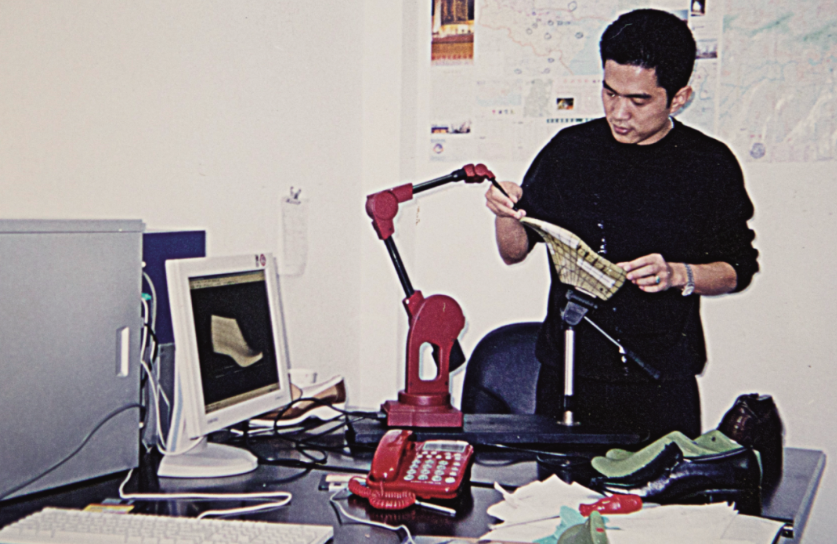 الرحلة الأسطورية من عامل خط تجميع مصنع الأحذية إلى قائد تكنولوجيا قطع الجلود