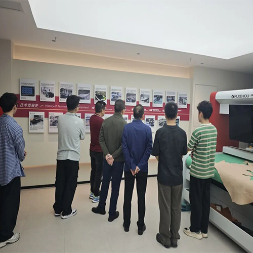 Estudiantes exploran tecnología avanzada de corte CNC de calzado en Ruizhou Tech