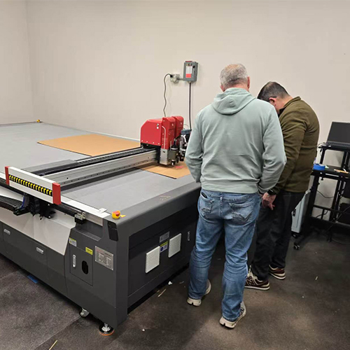 Hỗ trợ hậu mãi hiệu quả cho việc cắt da CNC trơn tru.