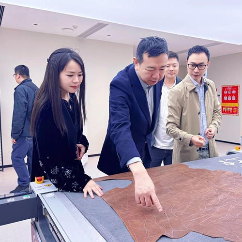 Líderes da Associação Chinesa de Máquinas de Costura visitam a RUIZHOU Technology para obter orientações sobre o desenvolvimento de corte inteligente e o “15º Plano Quinquenal”. Líderes da Associação Chinesa de Máquinas de Costura visitam a RUIZHOU Technology para obter orientações sobre o desenvolvimento de corte inteligente e o “15º Plano Quinquenal”.