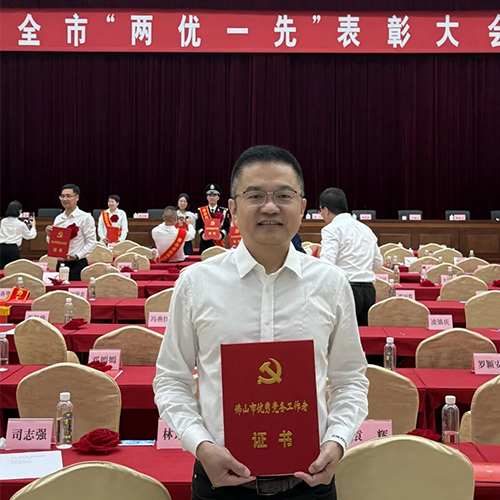 Der Vorsitzende von RUIZHOU erhält eine prestigeträchtige Auszeichnung für seine Führungsrolle und unterstreicht damit seine Innovationskraft im Bereich CNC-Schneidemaschinen.