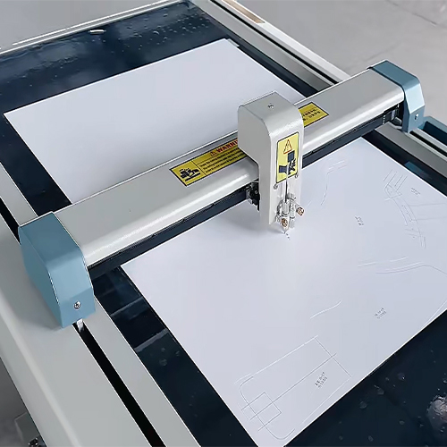 Nueva máquina de corte de cartón CNC que ofrece un corte un 45 % más rápido. Nueva máquina de corte de cartón CNC que ofrece un corte un 45 % más rápido.