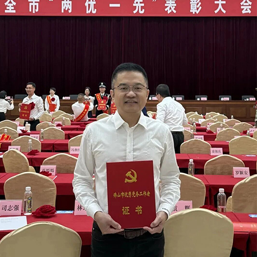 Guo Huazhong, de RUIZHOU, es galardonado por su liderazgo en la innovación de máquinas de corte CNC.