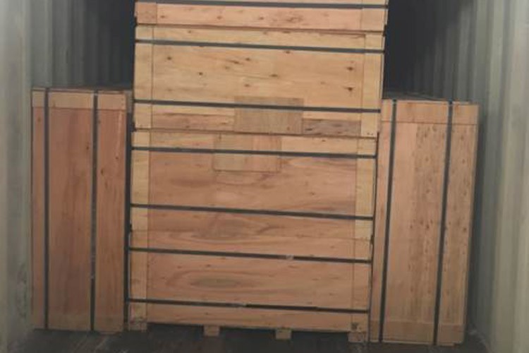 încărcarea containerelor în cutie de lemn