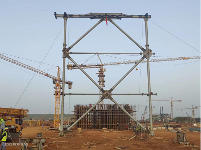 La structure métallique principale de l'îlot de refroidissement par air de la centrale thermique du Niger a été hissée avec succès