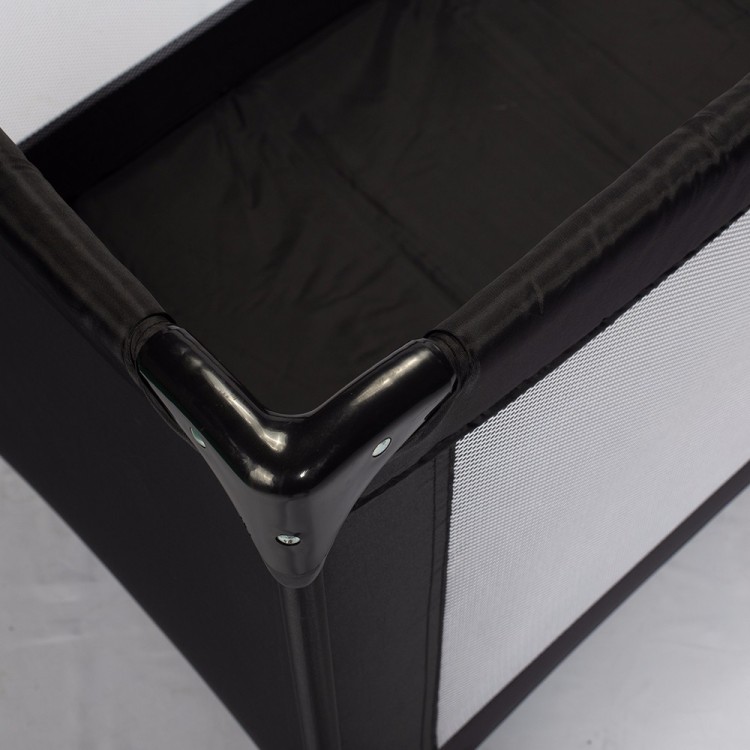 سرير سفر أسود للأولاد