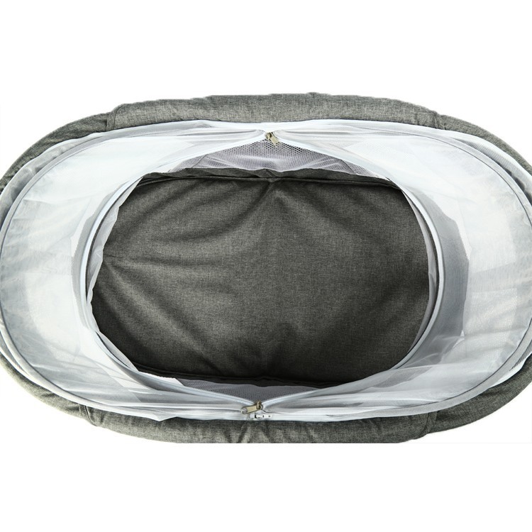 Kleiner zusammenklappbarer Stubenwagen