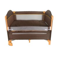 Ao lado do berço da cama