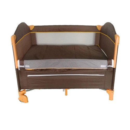 Ao lado do berço da cama