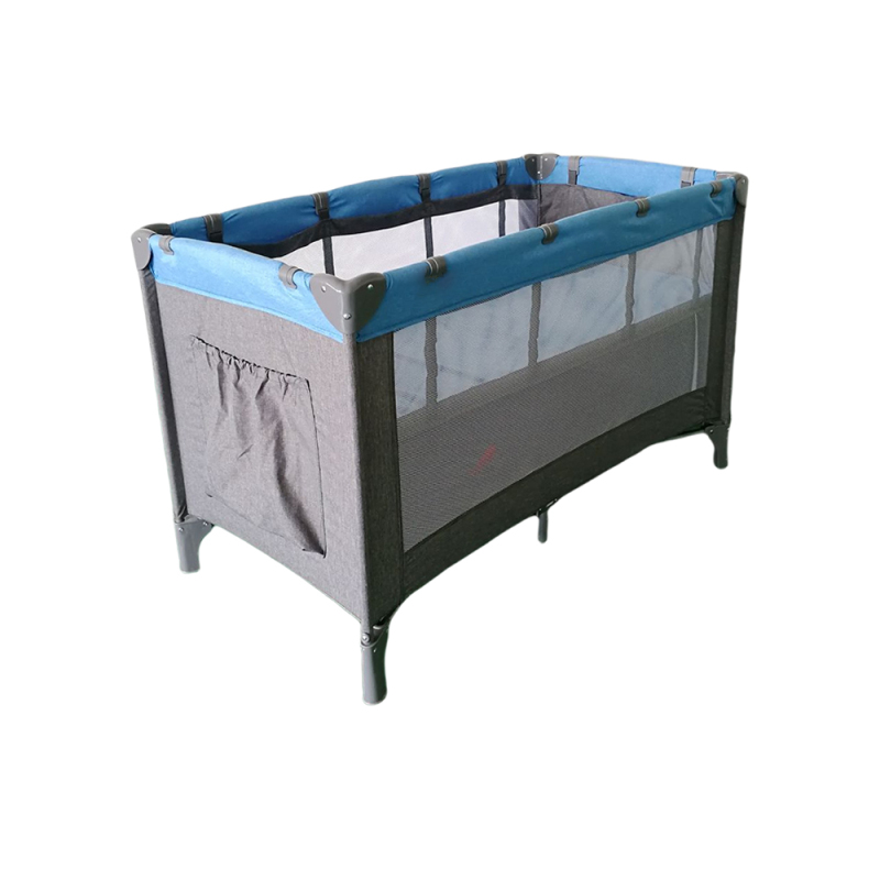 Recinzione per bambini nel cortile dei giochi per bambini, culle per bambini