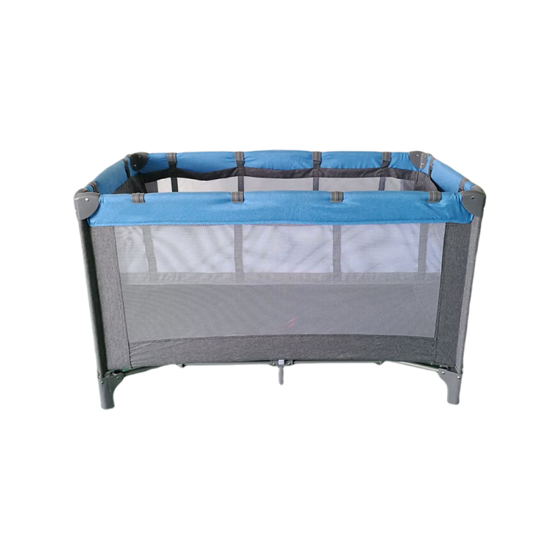 Recinzione per bambini nel cortile dei giochi per bambini, culle per bambini