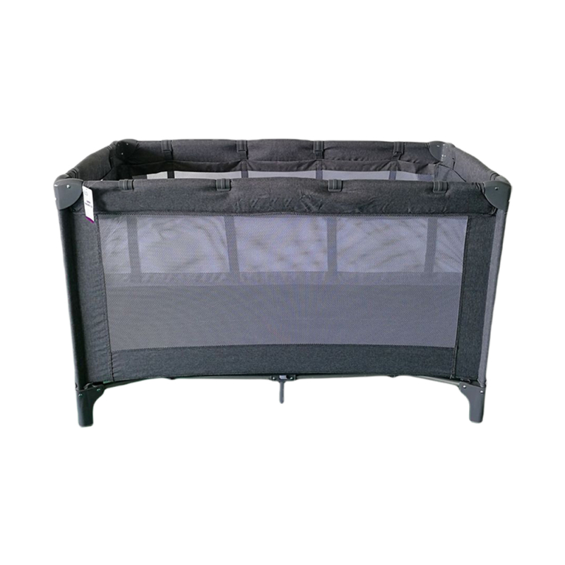 Recinzione per bambini nel cortile dei giochi per bambini, culle per bambini