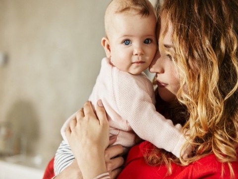 Doğru bebek sallanan sandalyesini seçin, anne tek boynuzlu at koluna veda ediyor