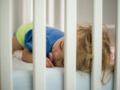 O bebê pode dormir no cercadinho à noite