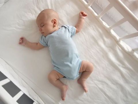 Can a newborn sleep in a crib?