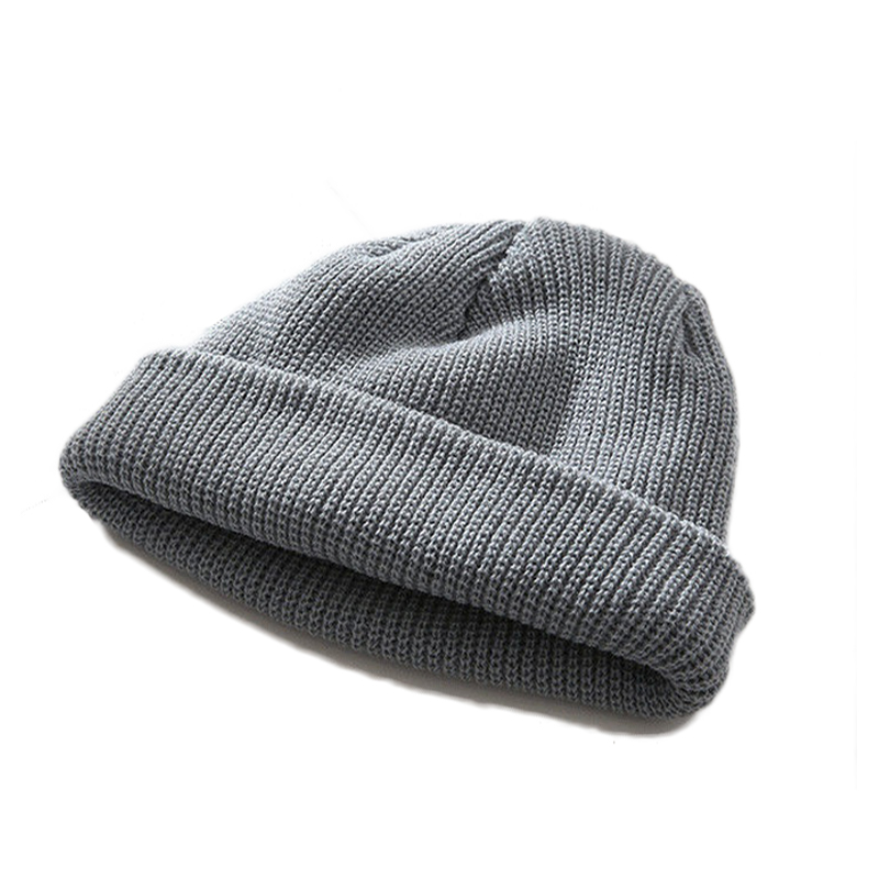 zimski klobuk s pletenimi