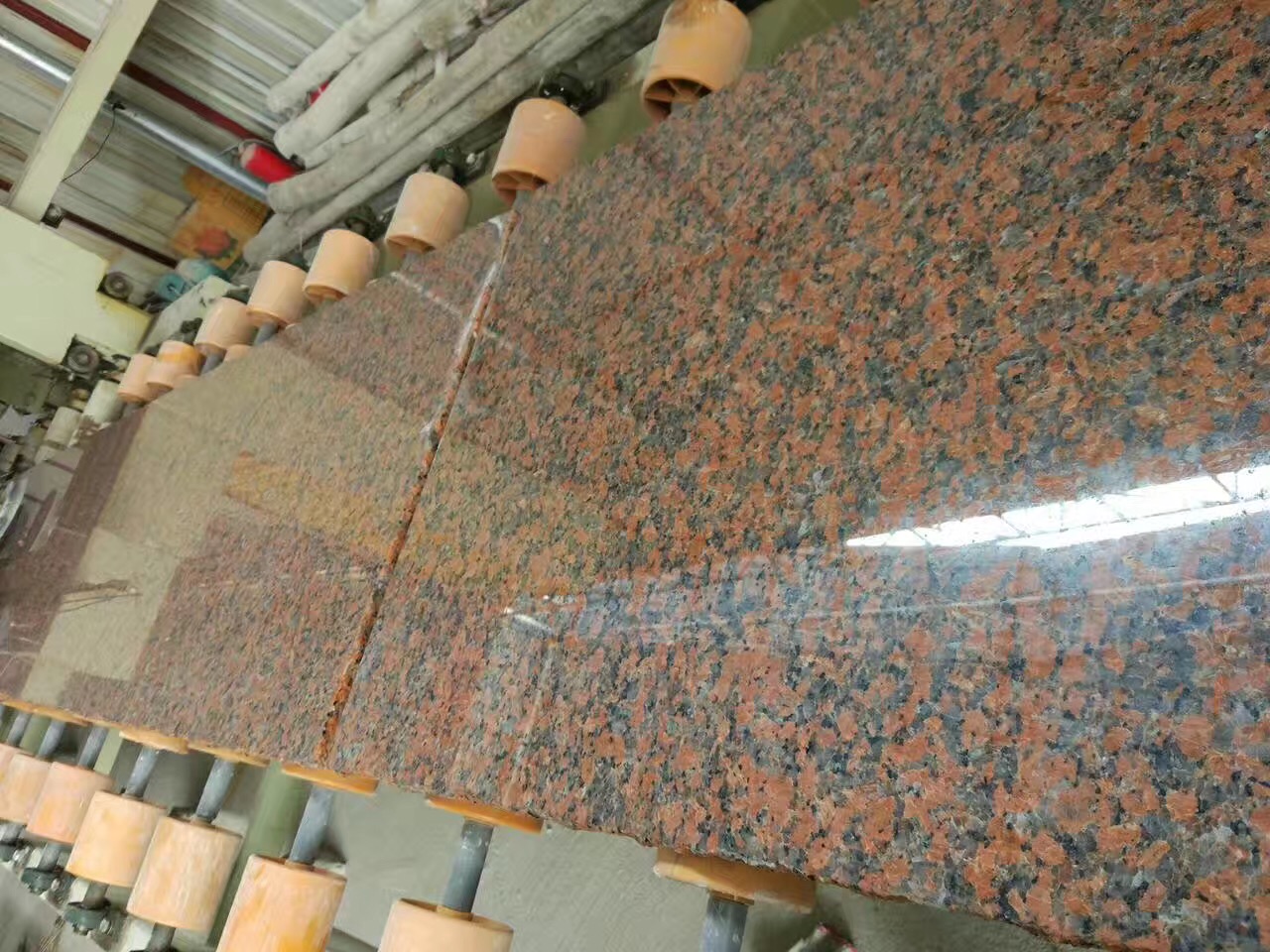 Lempengan Batu Granit Maple Merah