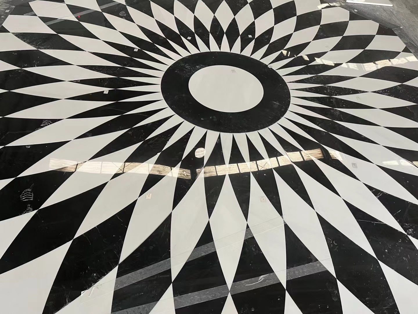 Round Black and White Marble Waterjet Flooring Tiles